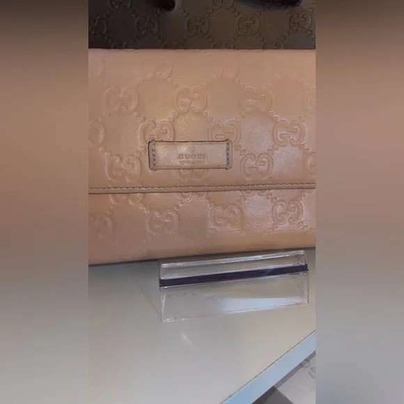 Gucci Pink Embossed Leather Trifold wallet - Picture 2 of 5